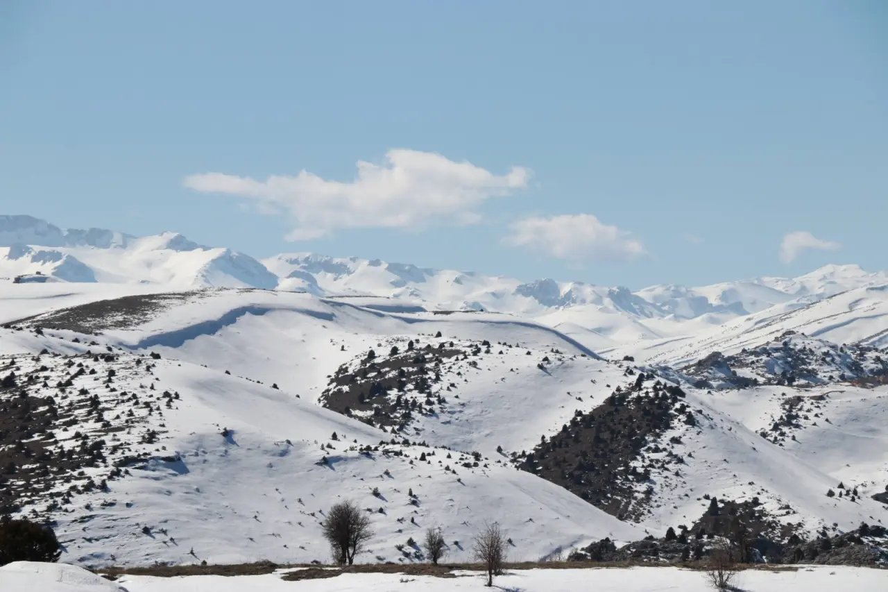 Konya’nın zirveleri baharı karşılıyor: Güneş ve kar yan yana 1