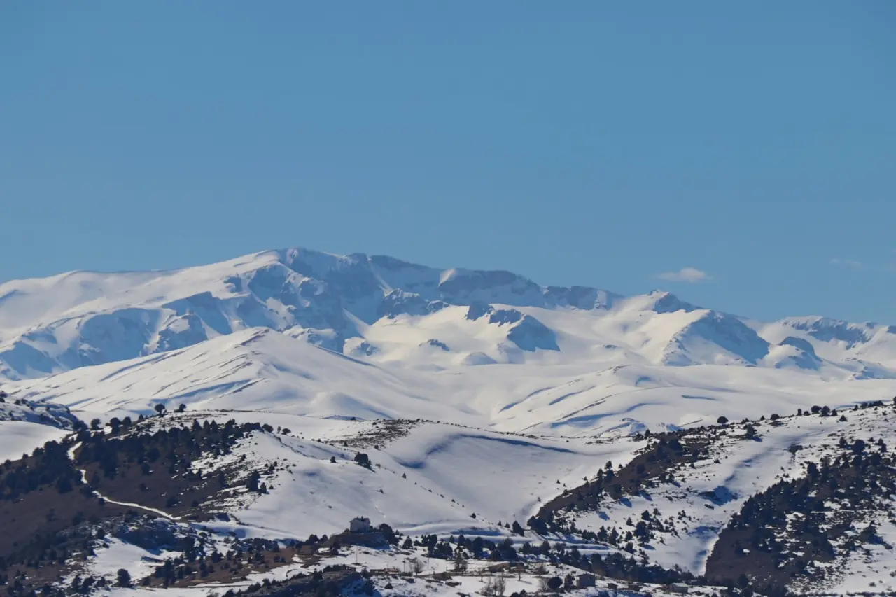Konya’nın zirveleri baharı karşılıyor: Güneş ve kar yan yana 5