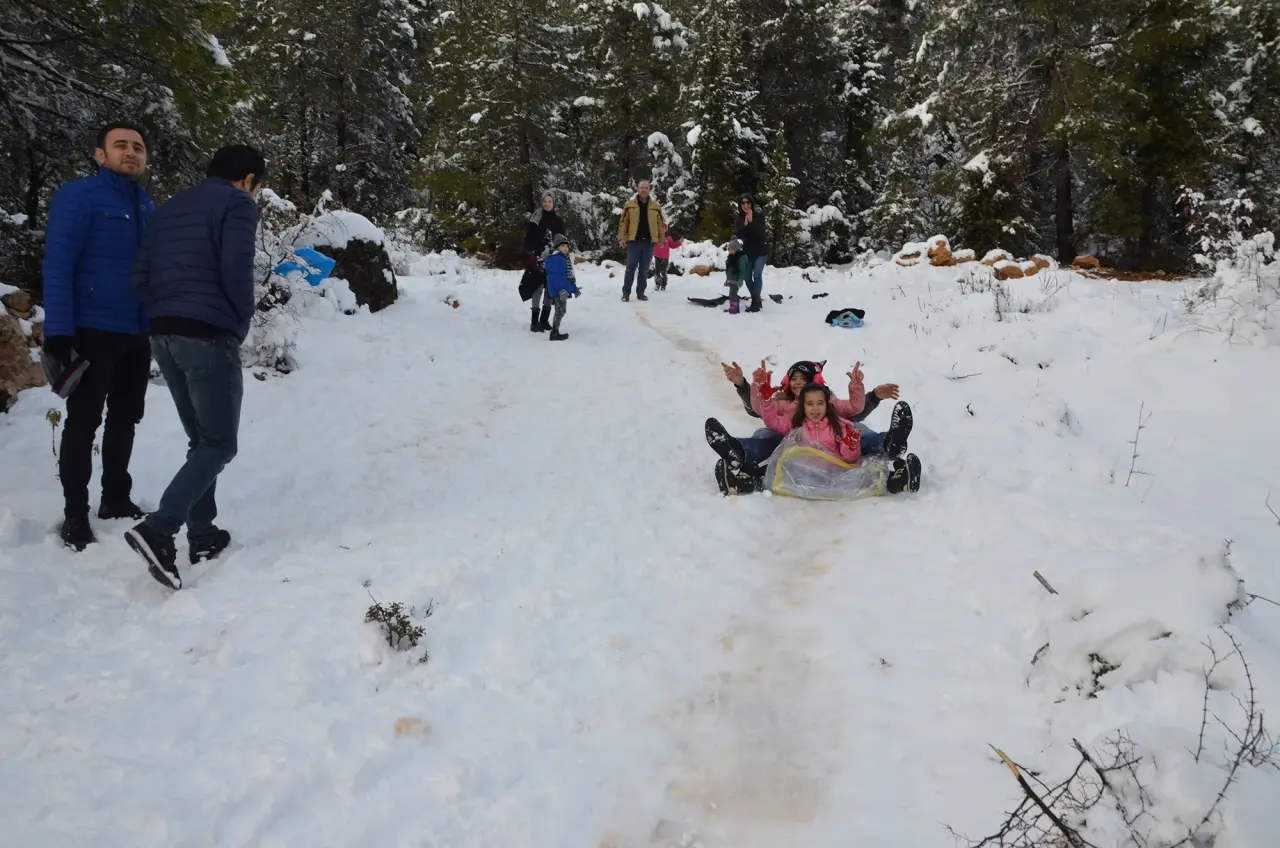 Konya'da kar kalınlığı 25 santimetre oldu: Bahara beyaz çok yakıştı 14
