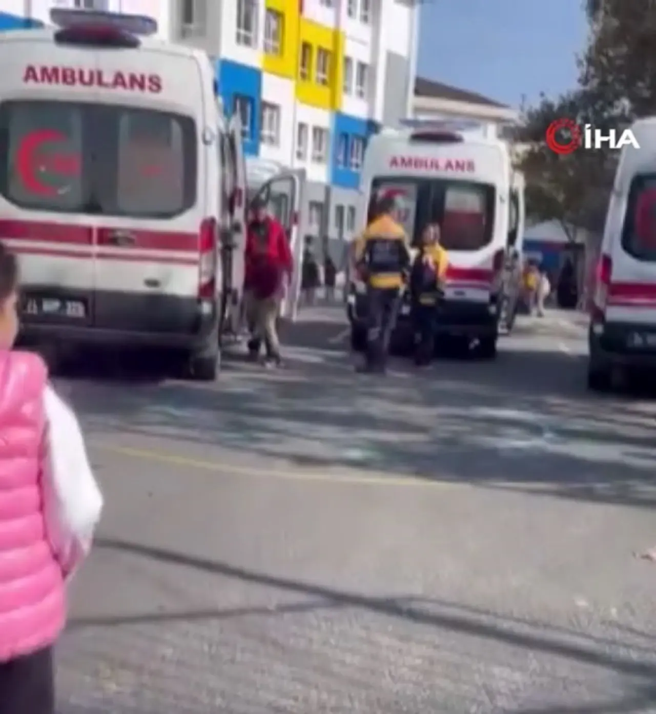 Okul kapısında oyun kötü bitti: Dört öğrenci yaralı, birinin durumu ağır - 1