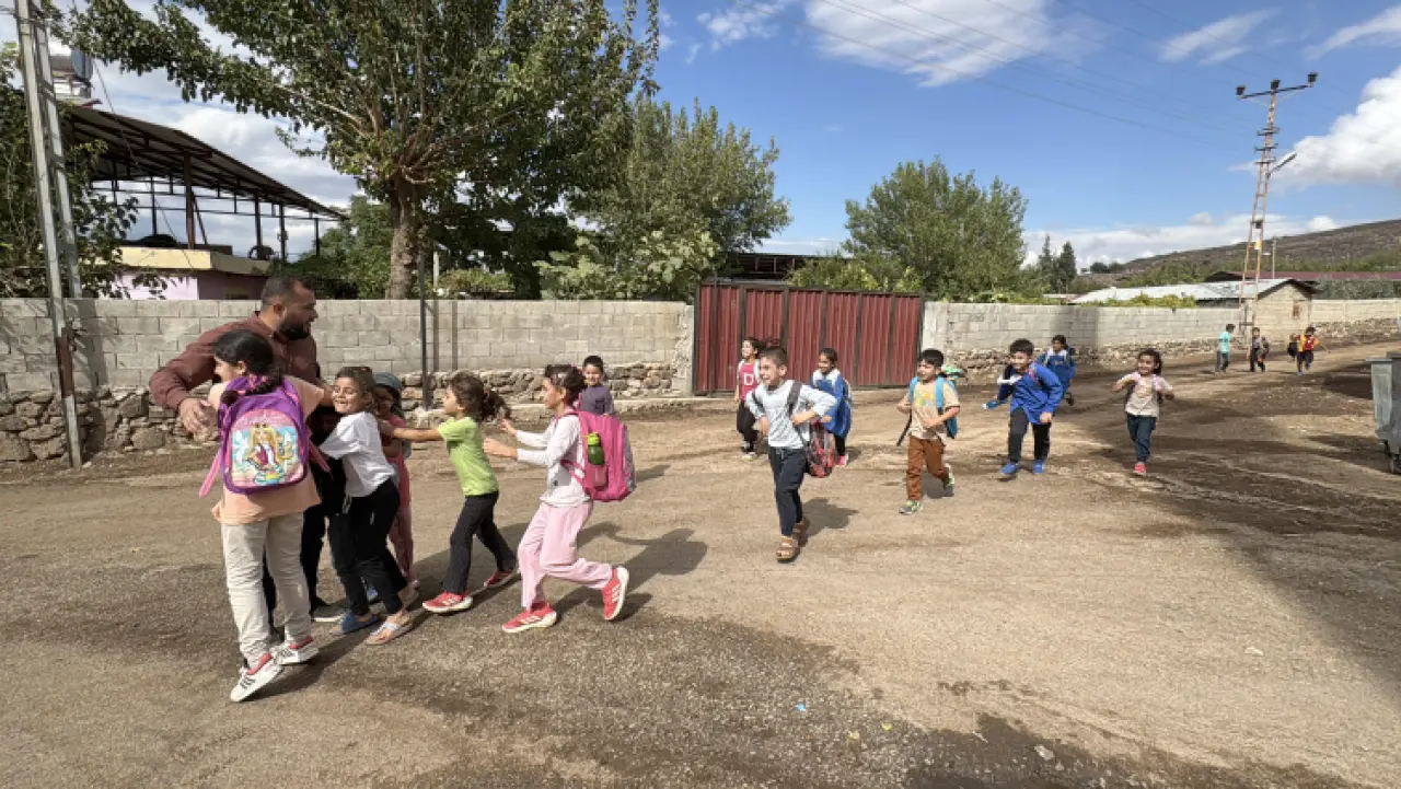 Camiye özlü sözler asan imam çocuklar için de oyun alanı yaptı
