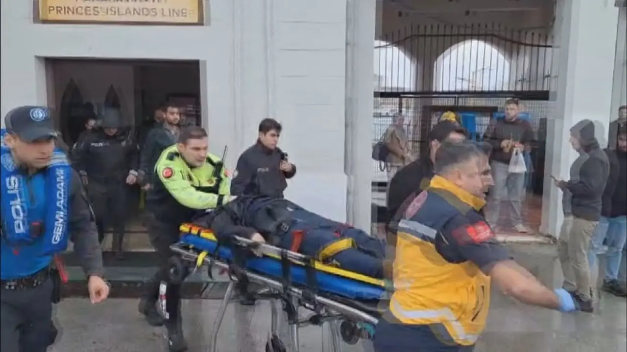 Kadıköy Rıhtım'da facia | Arkadaşları için denize atladılar: Bir ölü, üç yaralı - 2