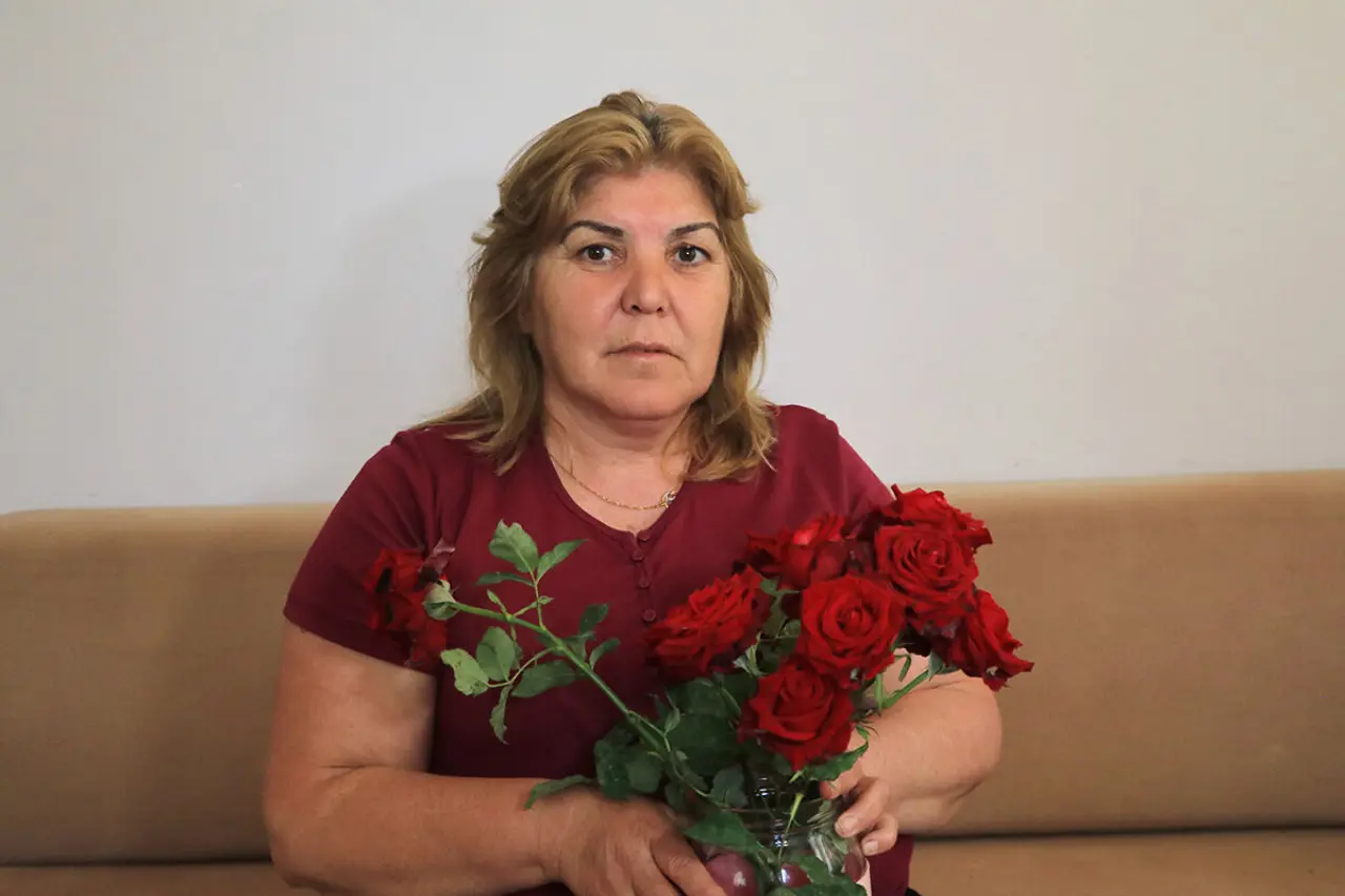 Kadınları çiçekle dolandırdılar! ‘Sahte senet’lerle 9 milyonluk vurgun - 1. Resim