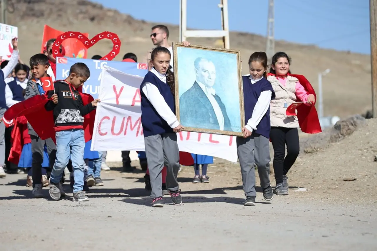 Yurtta Cumhuriyet coşkusu: Sınır köyünden yürekleri ısıtan fotoğraf - 3