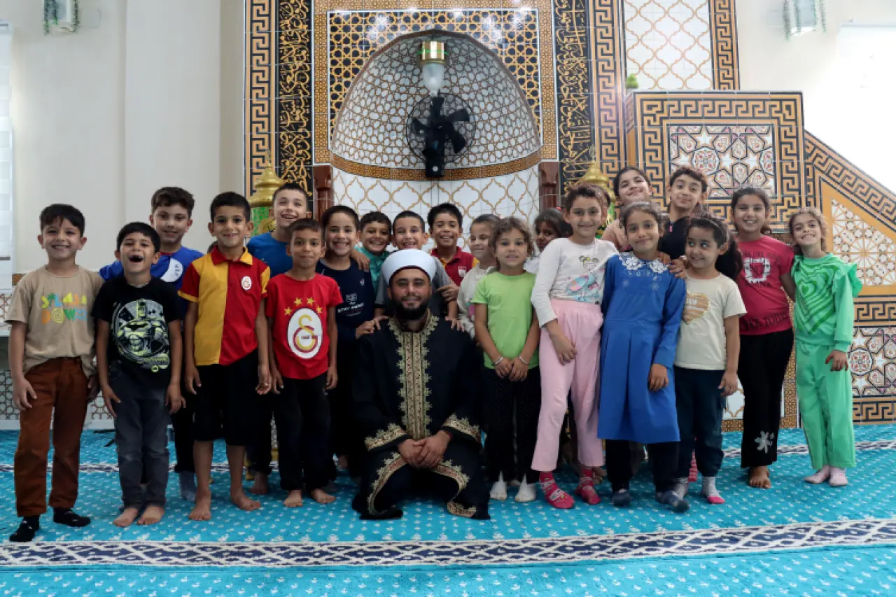 Camiye özlü sözler asan imam çocuklar için de oyun alanı yaptı