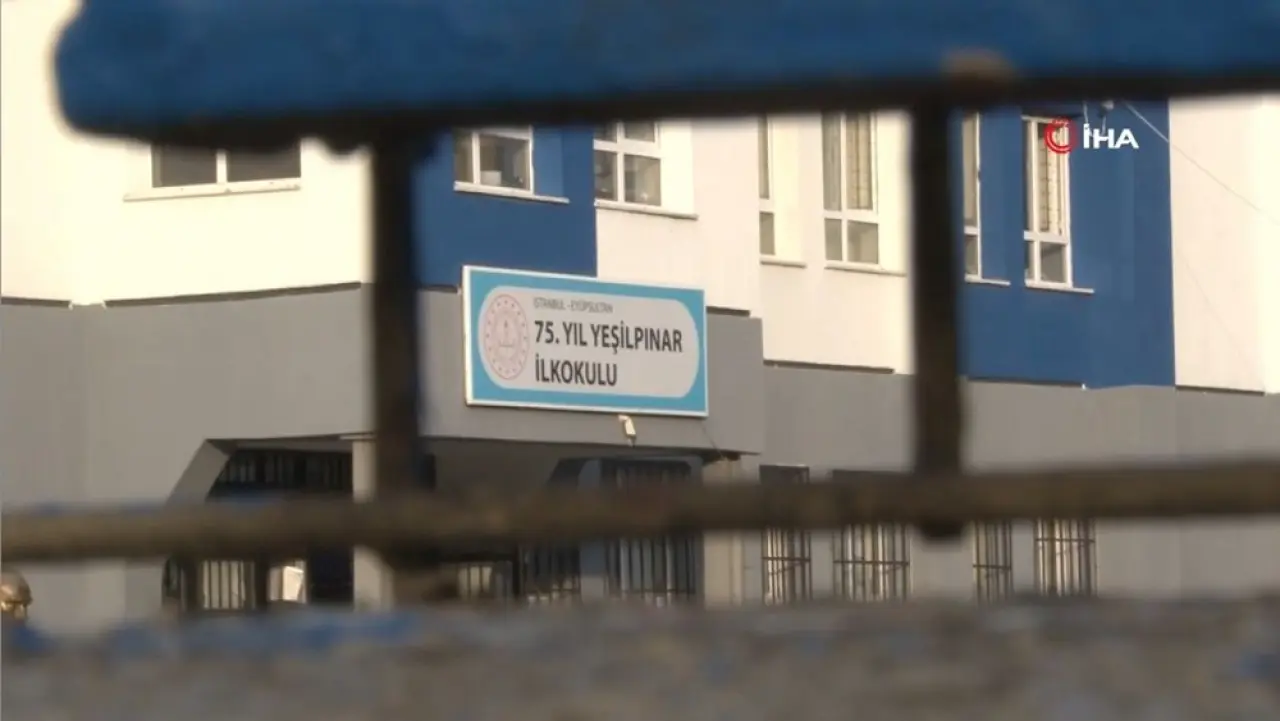 Okul kapısında oyun kötü bitti: Dört öğrenci yaralı, birinin durumu ağır - 3