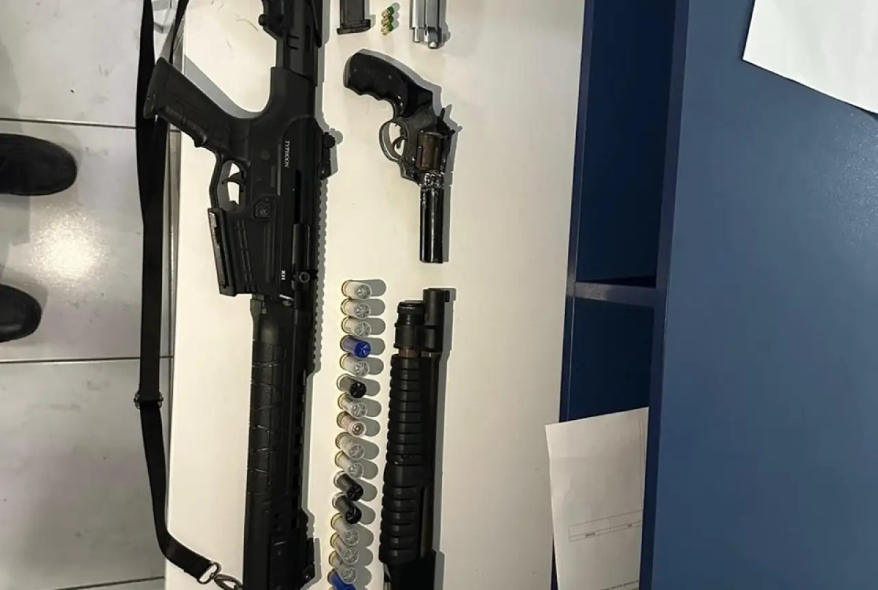 Polis gibi çakarla gezdi, havaya ateş açıp çocukların üzerini aradı - 1