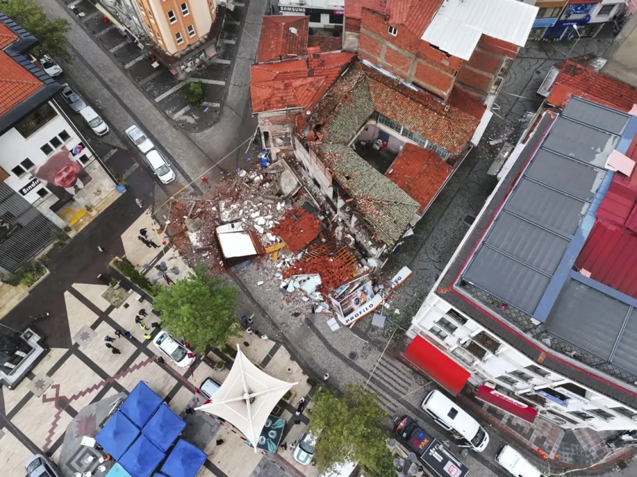 Balıkesir Sındırgı'da son durum | Hasarın boyutu gün ağarınca ortaya çıktı: Birçok binada çatlaklar var - 3