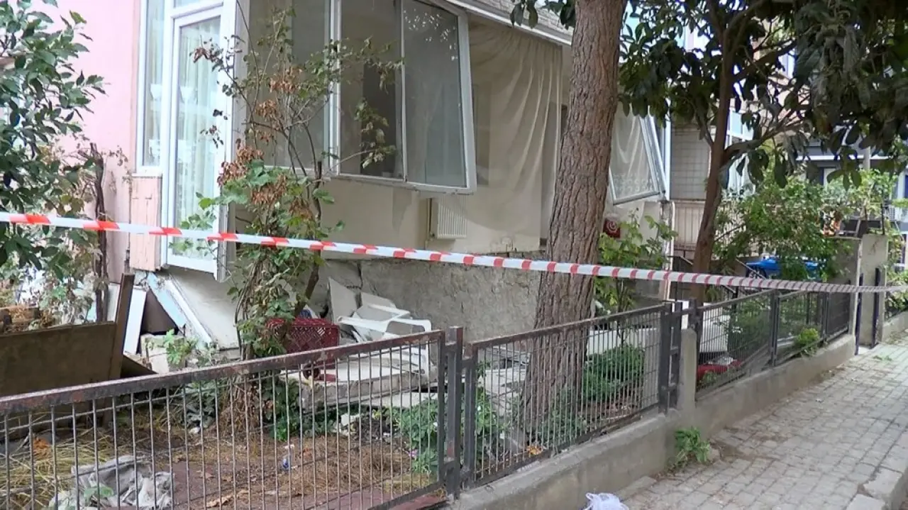 Avcılar'da facianın eşiğinden dönüldü: Balkon çöktü, kadın beton parçalarının altında kaldı - 3