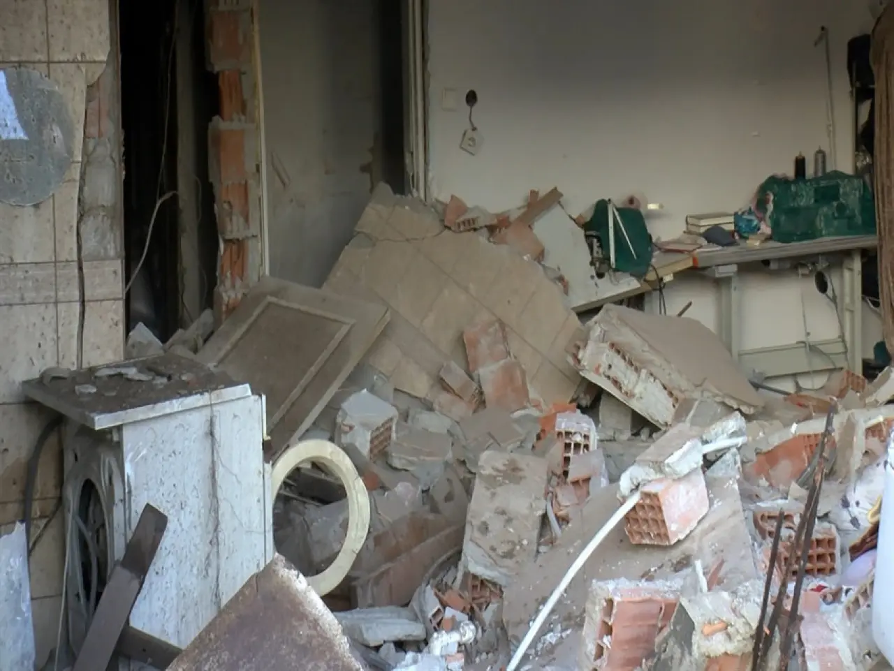 Evde korkunç patlama! Küçükçekmece’de termosifon faciası: 2 kişi yaralandı - Resim : 1