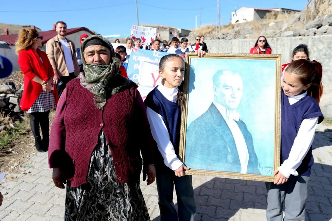 Yurtta Cumhuriyet coşkusu: Sınır köyünden yürekleri ısıtan fotoğraf - 4