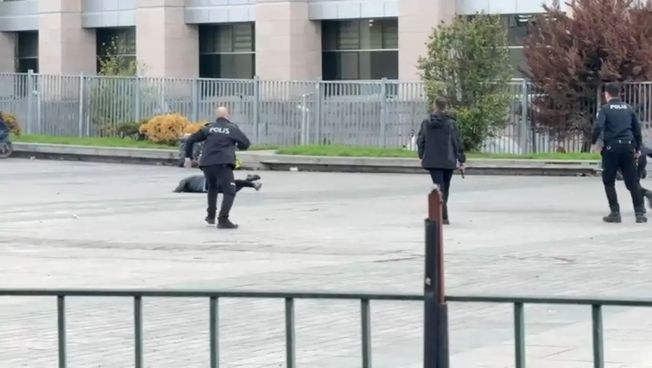 Çağlayan'da hareketli anlar: Adliyenin önünde başına silah dayadı, havaya ateş açtı - 4