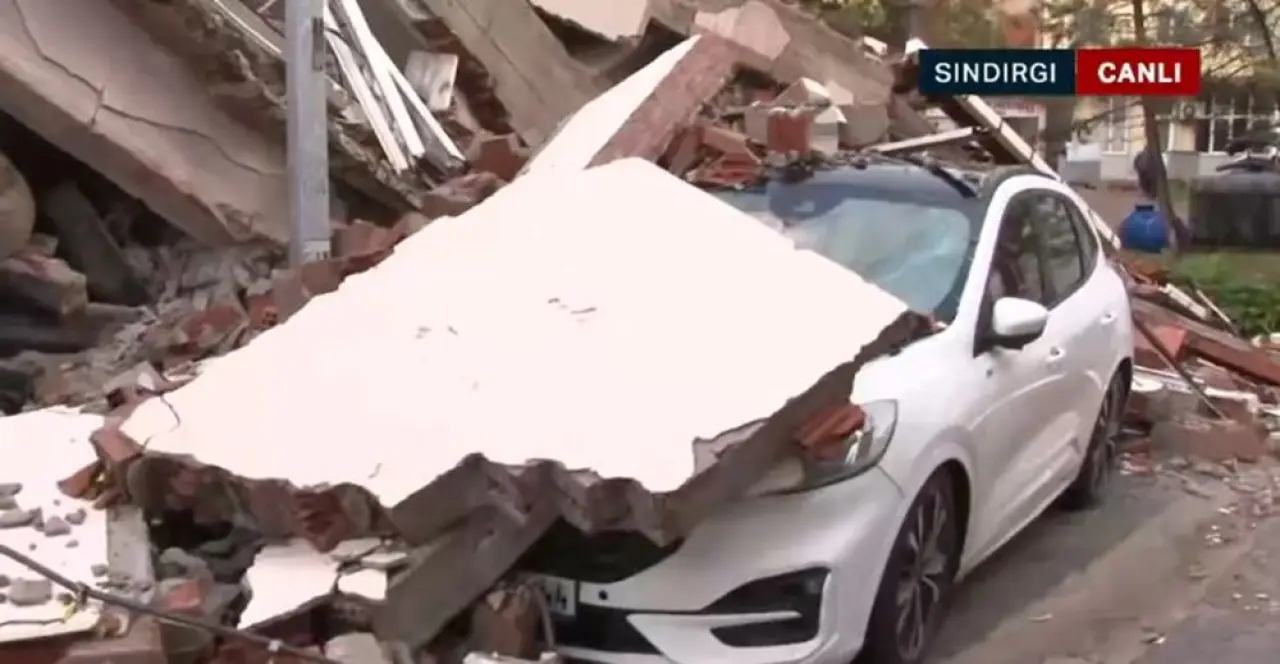 Balıkesir Sındırgı'da son durum | Hasarın boyutu gün ağarınca ortaya çıktı: Birçok binada çatlaklar var - 6