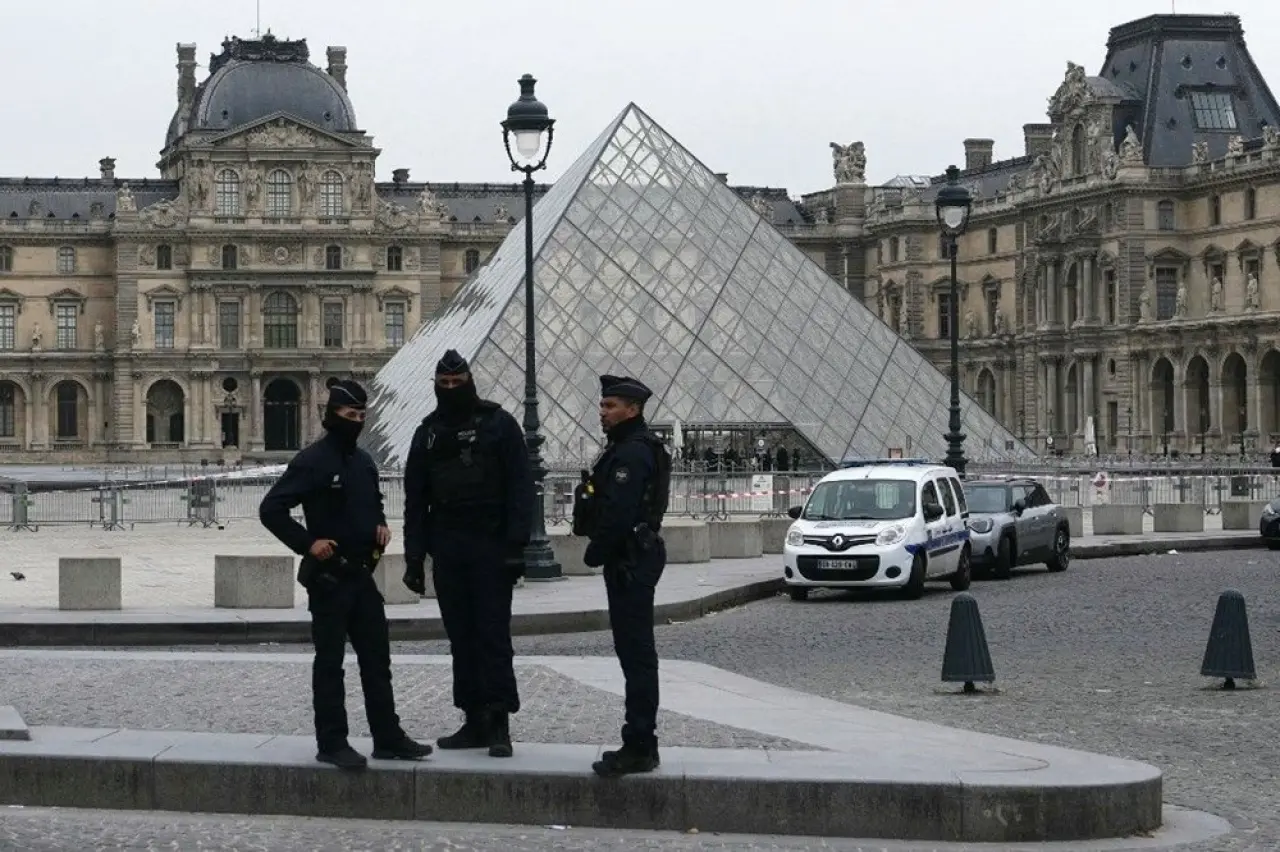 Yüzyılın soygununu geride bıraktı: Louvre Müzesi'nde güvenlik planı nasıl çöktü? - 7