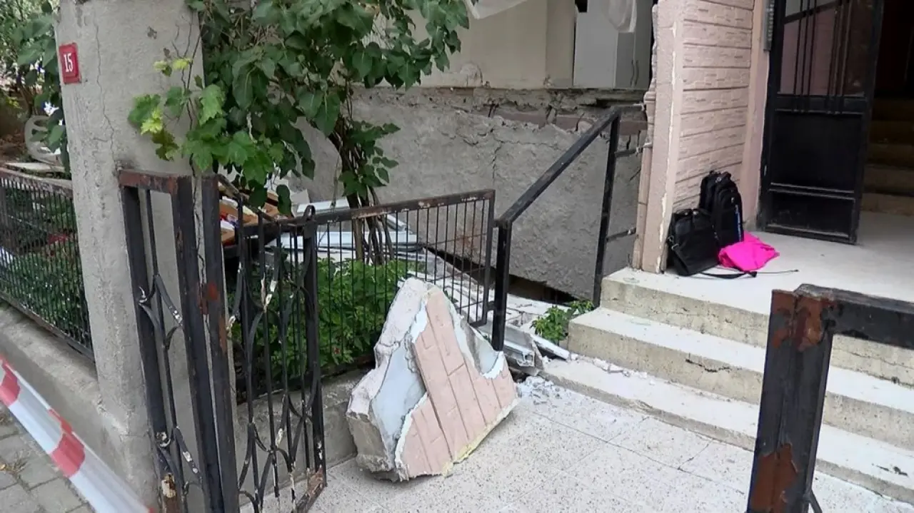 Avcılar'da facianın eşiğinden dönüldü: Balkon çöktü, kadın beton parçalarının altında kaldı - 2