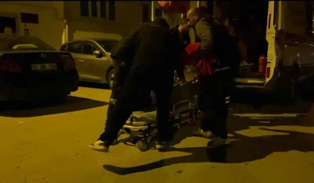 Evlerindeki asma tavan çöktü, deprem sandılar! 1 kişi yaralandı - 1. Resim