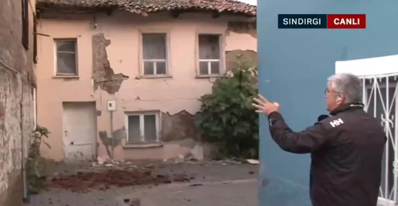 Balıkesir Sındırgı'da son durum | Hasarın boyutu gün ağarınca ortaya çıktı: Birçok binada çatlaklar var - 4