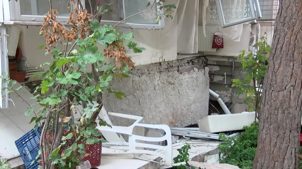 Avcılar'da facianın eşiğinden dönüldü: Balkon çöktü, kadın beton parçalarının altında kaldı - 4