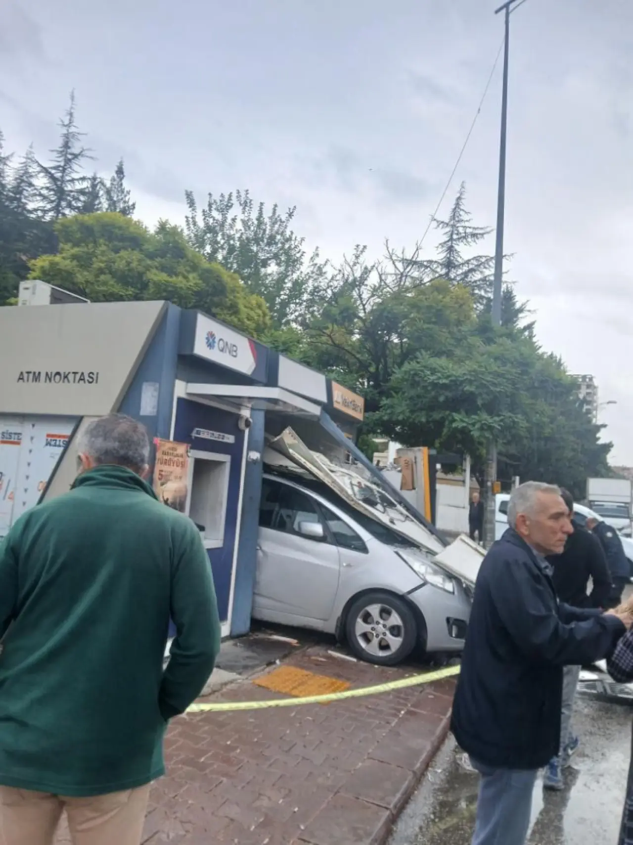 Ankara'da otomobil ATM'ye çarptı