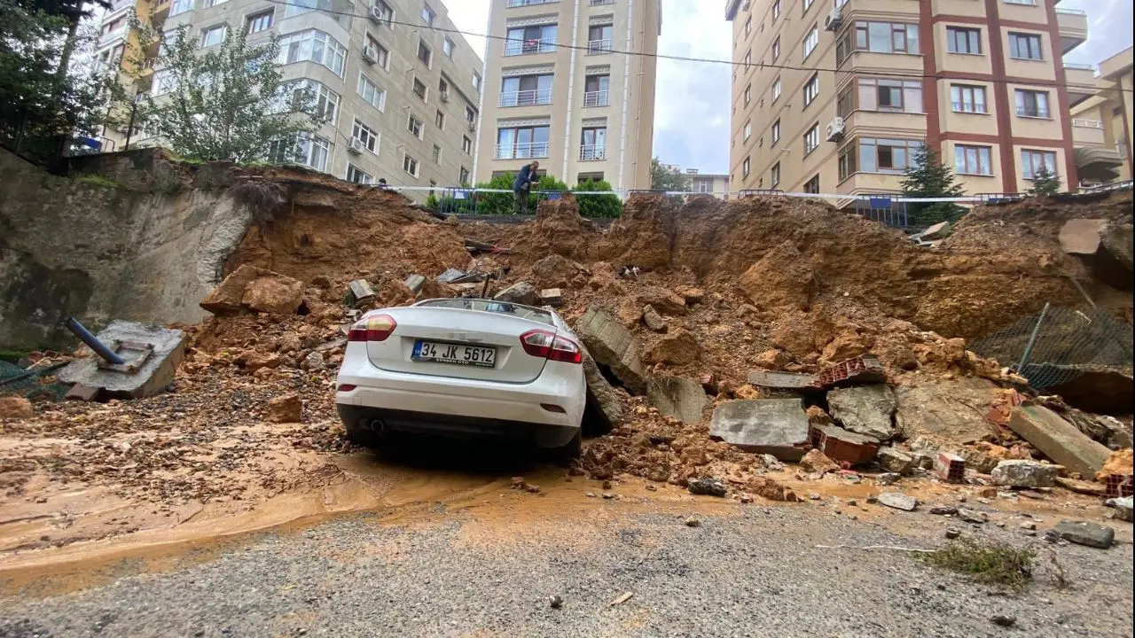 Gece yarısı korku dolu anlar! İstanbul'da istinat duvarı araçların üzerine çöktü