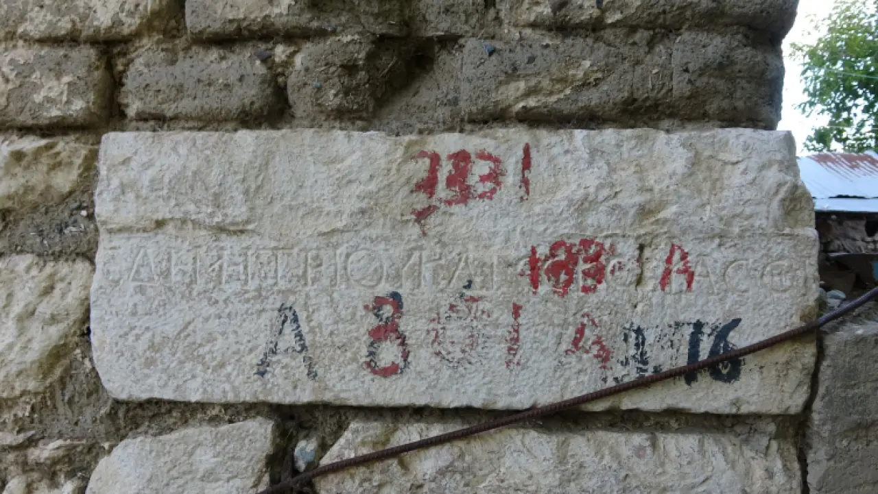 Taş değil, tarih döşemişler… Bu ev 1800 yıllık 'mektubun' üzerinde duruyor