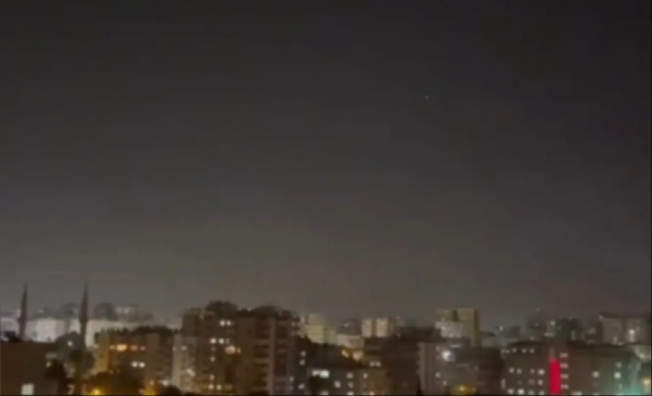 Adana'da F-16'lar alçak uçuş yaptı! Vatandaşlar şaşkınlıkla takip etti - 2. Resim