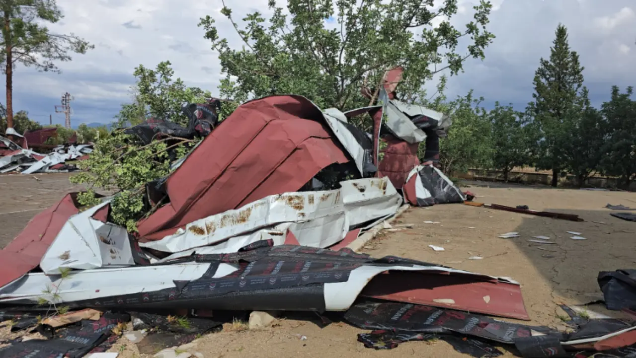Adana'da fırtına nedeniyle uçan okul çatısı araçlara zarar verdi