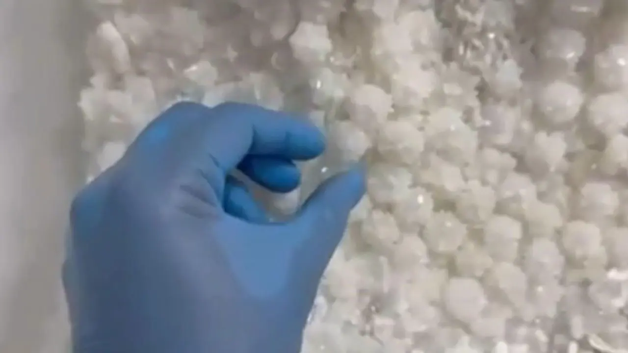 Böylesi ilk kez oldu! Gelinliğe boncukla işlenmiş 25 kilogram uyuşturucu bulundu