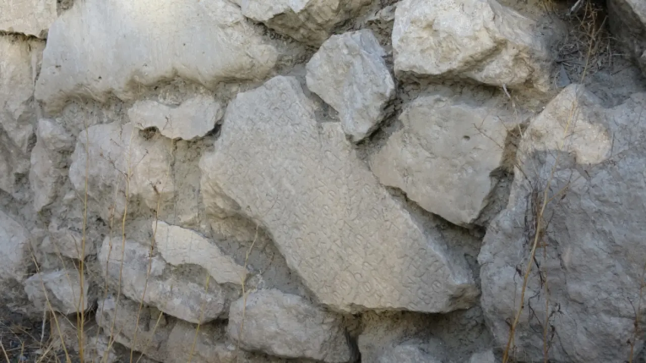 Taş değil, tarih döşemişler… Bu ev 1800 yıllık 'mektubun' üzerinde duruyor