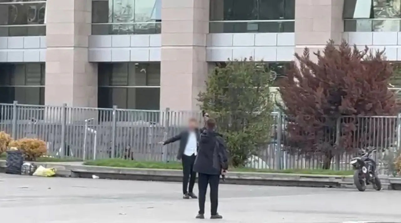 Çağlayan'da hareketli anlar: Adliyenin önünde başına silah dayadı, havaya ateş açtı - 2