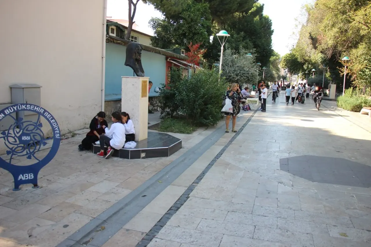 Okul yemekhanesine alınmayan öğrenciler yemeklerini sokakta yiyor - 1