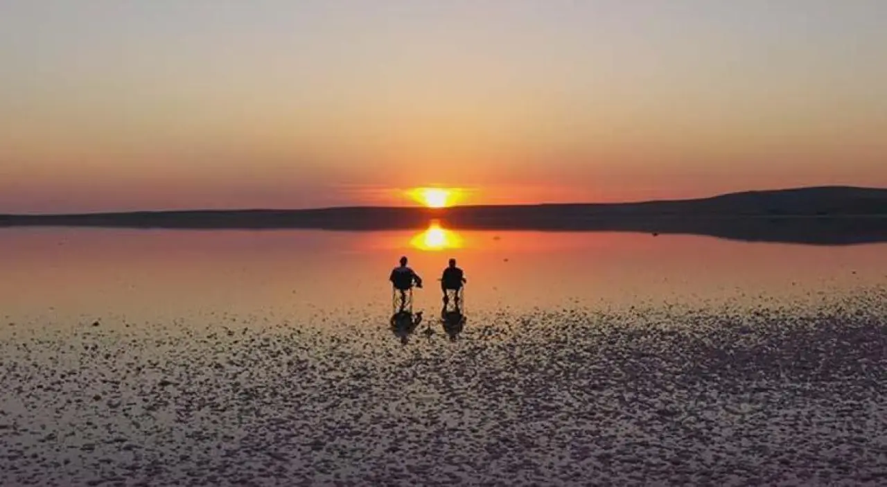 Tuz gölünde renkli günbatımı
