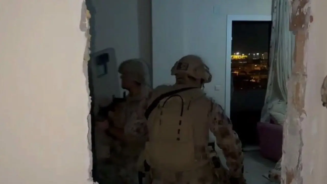 Polis baskınında ilginç anlar: Duvarla örülen gizli bölmedeki dolaptan 2 kişi çıktı