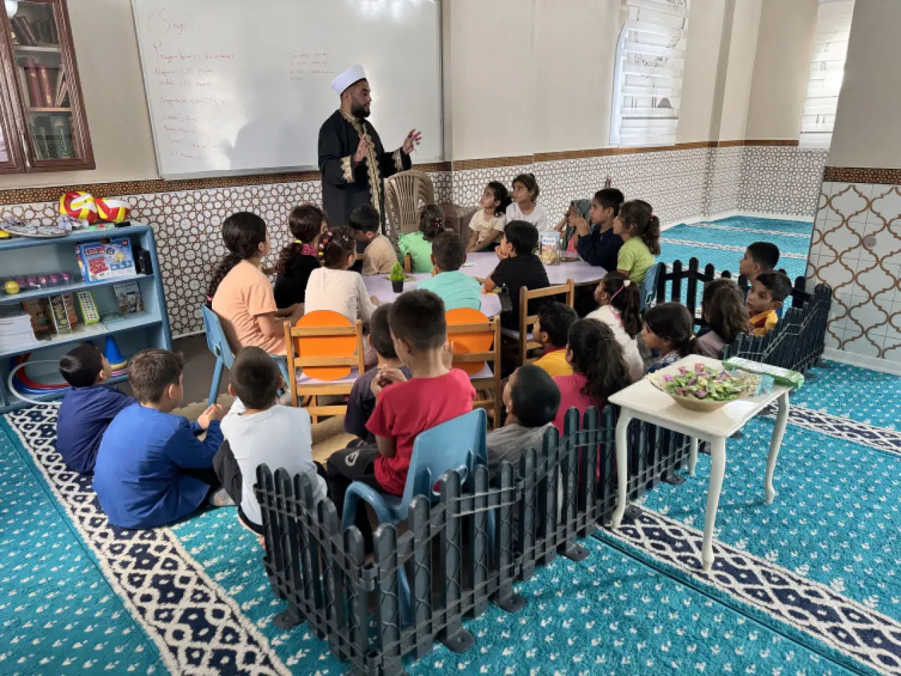 Camiye özlü sözler asan imam çocuklar için de oyun alanı yaptı