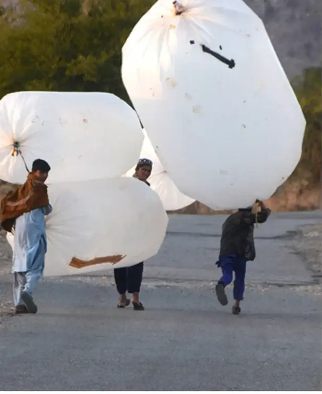 Naylon torbalarla doğalgaz taşıyorlar