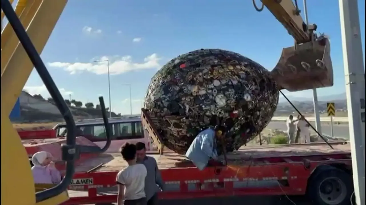 5 tonluk zeytin heykeli ilçenin merkezine yerleştirildi - 2