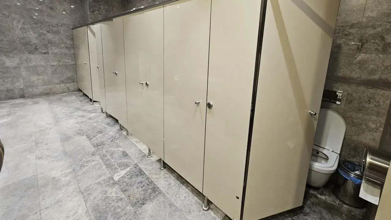 AVM'de skandal olay! Kadınlar tuvaletinde görüntü almaya çalıştılar