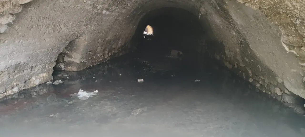 Ortaya çıkan tarihi su kanalı vatandaşları şaşkına çevirdi.