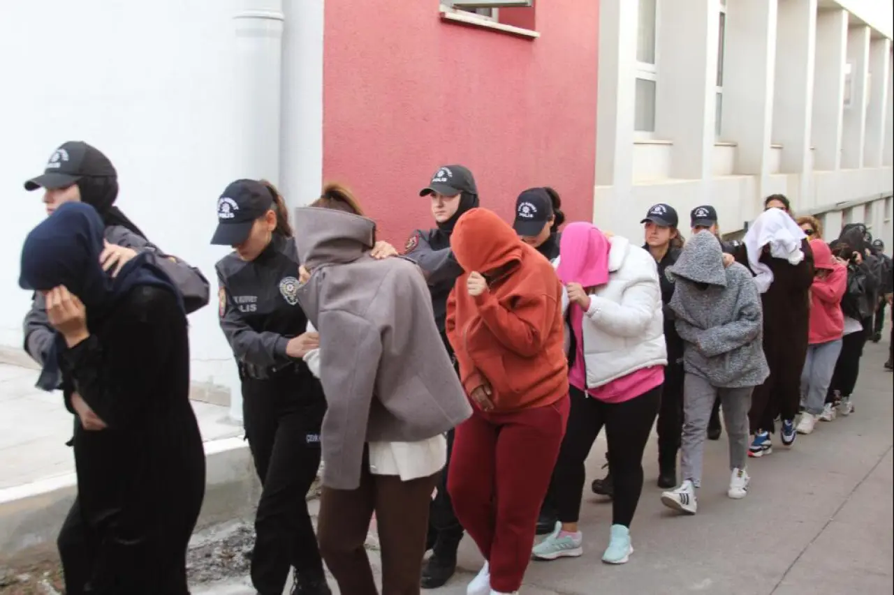 23 ilde büyük operasyon: Müteahhitleri dolandıran çete çökertildi! - 2. Resim