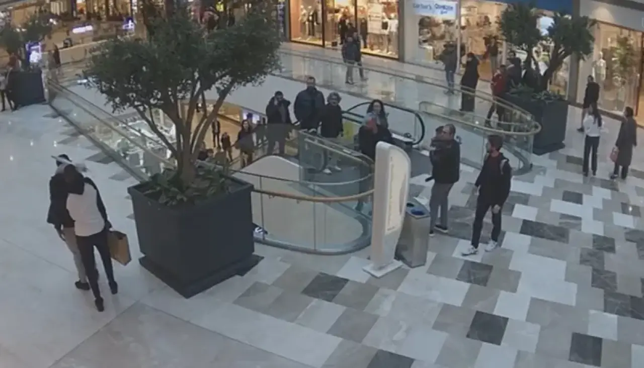 İstanbul'da AVM'de panik: Senegalli futbolcuya silah çekildi 2