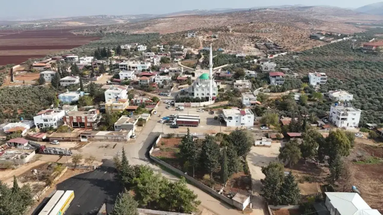 Bu mahallede öğretmen ve imam dışında herkesin soyadı aynı. Çocuklara numara verdiler 1