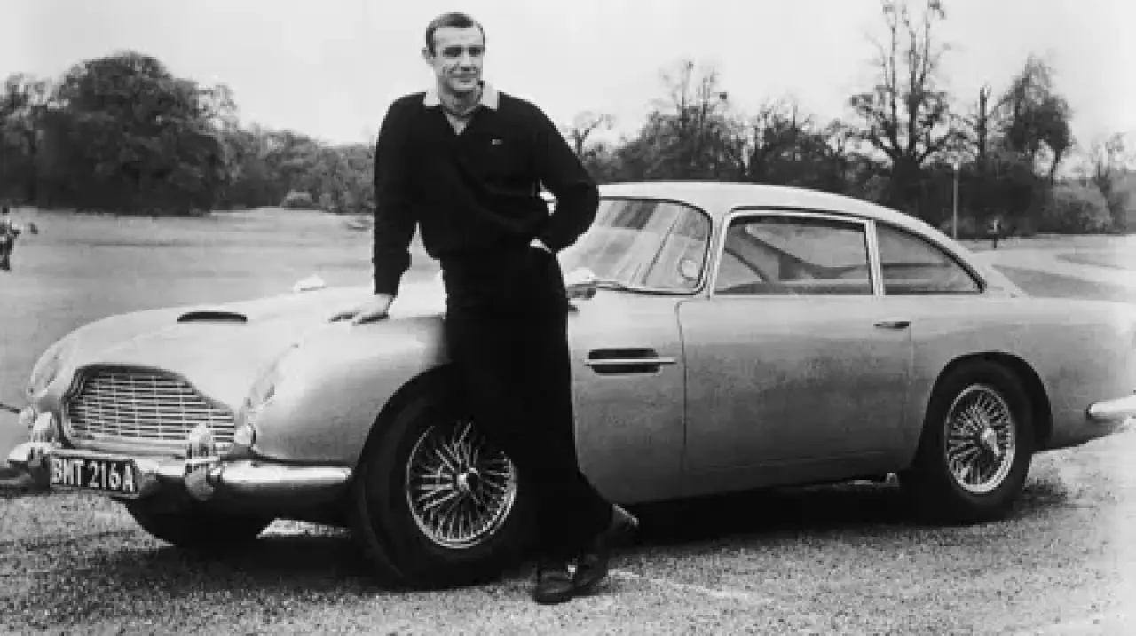 Getty Images Orijinal James Bond oyuncusu Sean Connery, burada Goldfinger filminin setinde, kurgusal casusun arabalarından biri olan 1964 model Aston Martin DB5 ile fotoğraflanmış
