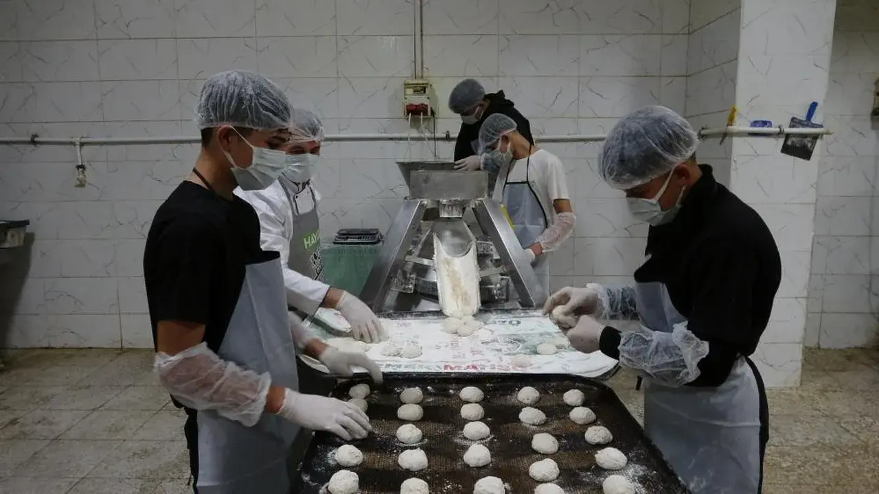 Gaziantep'te fabrika gibi çalışan lise: Günde 25 bin ekmek üretip kente satıyorlar!