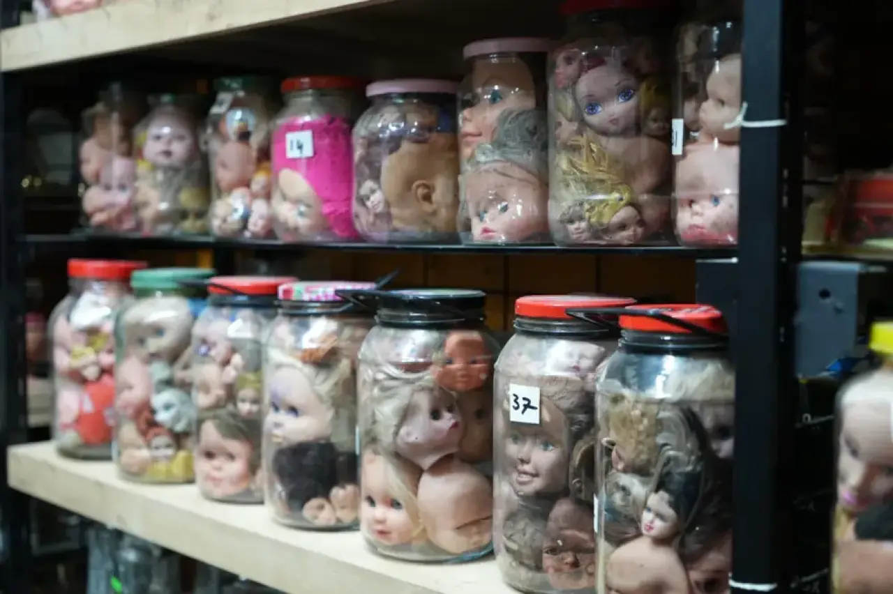 5 bin parçalık oyuncak bebek kafası topladı. Çocukların korkmadığı koleksiyon, yetişkinleri ürkütüyor 3