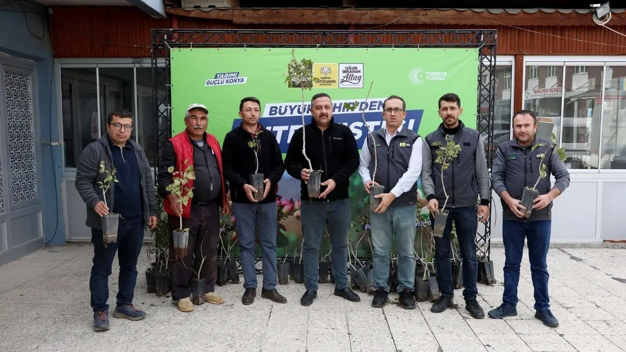 Konya Büyükşehir, kuraklığa dayanıklı Antep Fıstığı fidanlarını çiftçiyle buluşturdu