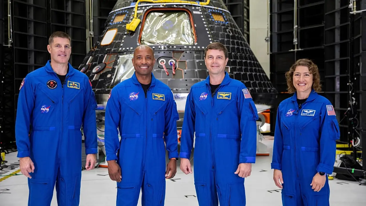 Artemis II mürettebatı - Jeremy Hansen, Victor Glover, Reid Wiseman ve Christina Koch - 8 Ağustos 2023 tarihinde NASA'nın Kennedy Uzay Merkezi'nde Orion mürettebat modülünün önünde poz veriyor.