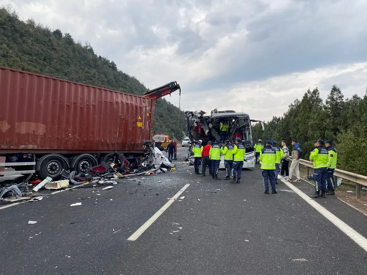 Osmaniye'de yolcu otobüsü tıra çarptı! Çok sayıda ölü var