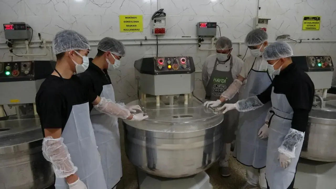 Gaziantep'te fabrika gibi çalışan lise: Günde 25 bin ekmek üretip kente satıyorlar!