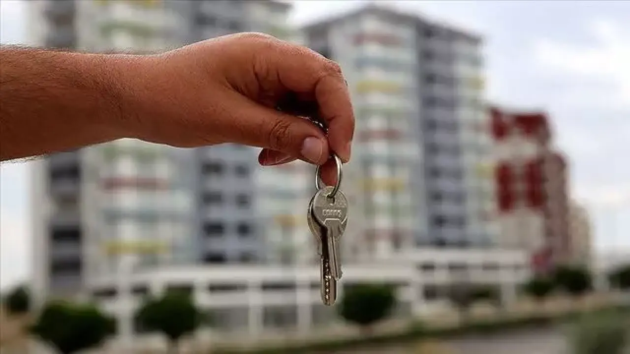 Fiyatlar anlamında kıyaslama yaptığımızda her durumda yüzde 60’ın üzerinde artan bir inşaat maliyeti var. Enflasyon ortamında gerileyen konut fiyatları var. Maliyetin çok etkilenmeyeceği ve kat karşılığı oranı olarak devam eden arsa payları vb. oranlar var. İstatistikler şunu gösteriyor ki özellikle bu dönemde ikinci elde bulunan gayrimenkuller ciddi avantajlara sahip.”