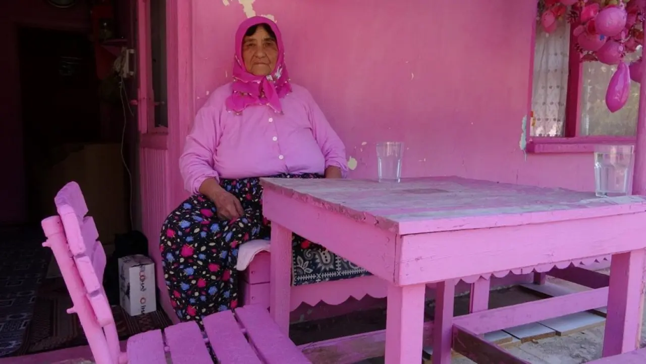 Isparta'nın "Barbie Teyzesi" pembe evine mahkum kaldı: Yürüyemez hale geldiğini gözyaşları içinde anlattı - 7